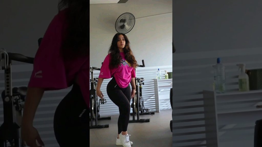 Beautiful Gym Girl Posing Her Shape  #fitness #crossfit #gym #workout #gymlover #legday #glutes