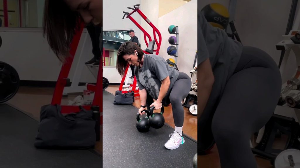 Gym Girl Kettle ball Gorilla Rows  #fitness #crossfit #gym #workout #gymlover #legday #glutes